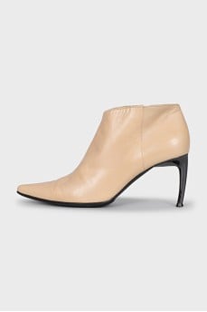 Leather ankle boots with pointed toe and zip closure