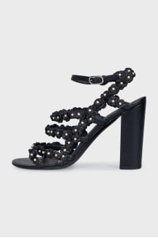 Leather heeled sandals decorated with beads