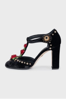 Velvet shoes with flowers