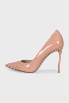 Patent leather pumps made of beige leather