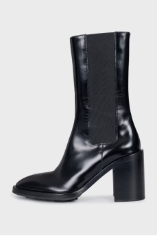 Black pointed-toe boots