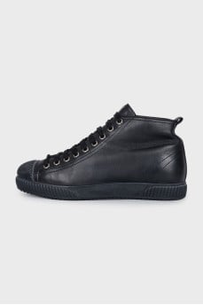 Black sneakers with a ribbed toe
