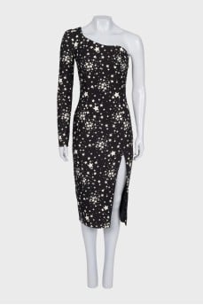 Fitted dress with an open shoulder