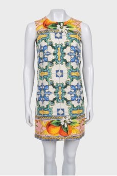 Straight-cut dress with a bright print