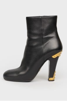 Heeled boots with metal inserts