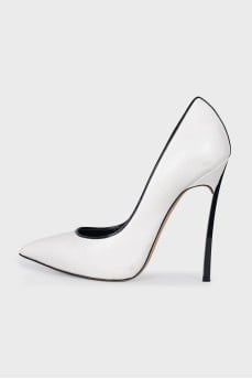 White pumps with contrast trim