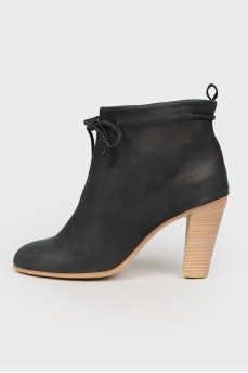 Slip-on boots with heels