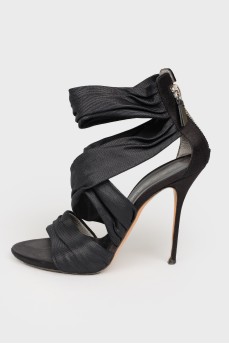 Sandals with a zipper at the heel