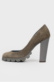 Patent heel suede pumps