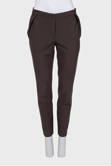 Brown low-waist elasticated trousers