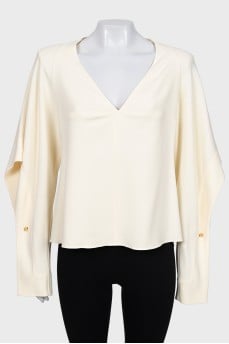 Loose-fitting blouse with wide sleeves