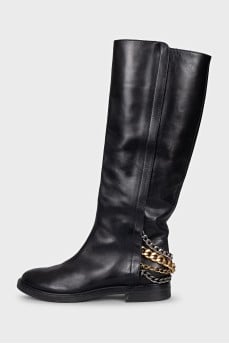 Leather boots decorated with chains