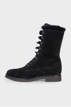 Black suede boots lined with fur