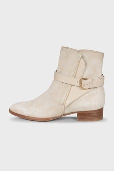 Suede boots with a leather belt