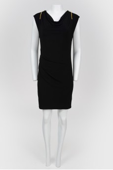 Fitted dress with a zipper on the shoulders