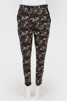Skinny trousers with stripes on the pockets