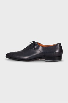 Men's leather shoes with perforated toes