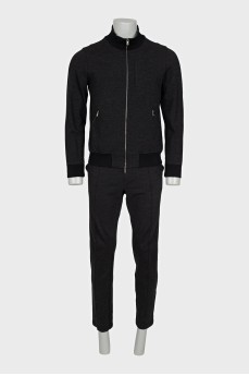 Men's suit consisting of a zip-up hoodie and trousers