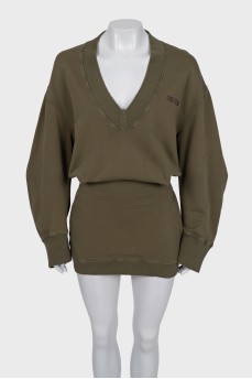 Fitted dress with wide sleeves