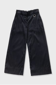 Black cropped trousers with pockets