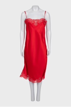 Straight cut dress decorated with lace