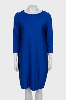 Straight dress with a round neckline and no fastening