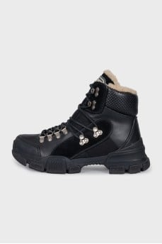Black leather boots lined with fur