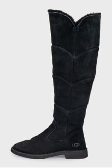Black suede boots with fur