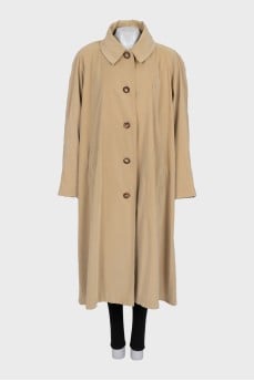 Oversized buttoned raincoat