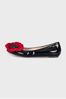 Patent leather ballet flats decorated with a flower