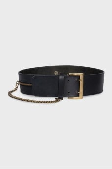 Leather belt decorated with a chain