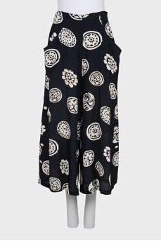 Wide trousers with a large print