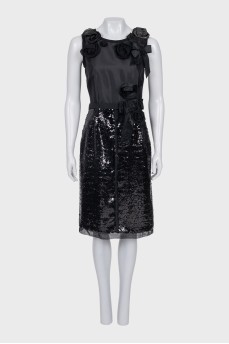 Fitted dress decorated with sequins and flowers
