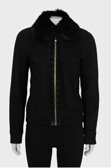 Straight sheepskin coat with a fur collar