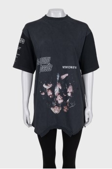 Black T-shirt with a distressed effect