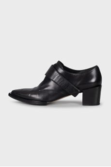 Leather shoes with velcro