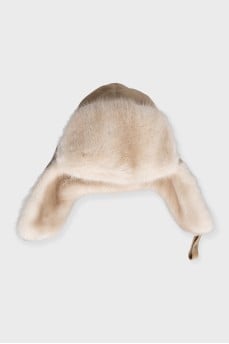 Fur hat with a button