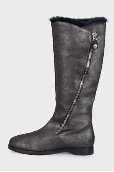 Leather boots with a decorative zipper