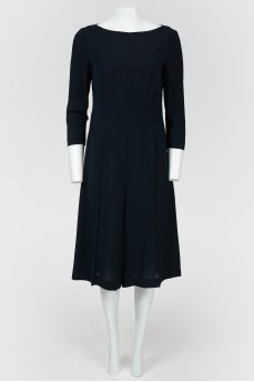 Assumes with a skirt with a sleeve 3/4
