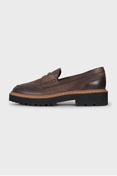 Leather loafers with round toes