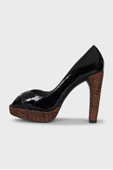 Leather shoes with straw inserts
