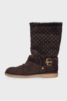 Insulated boots with embossed suede