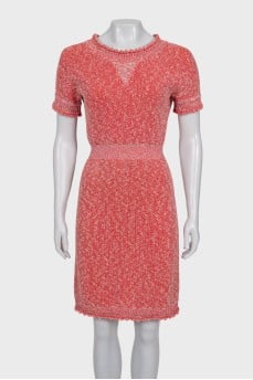 Fitted red dress with short sleeves