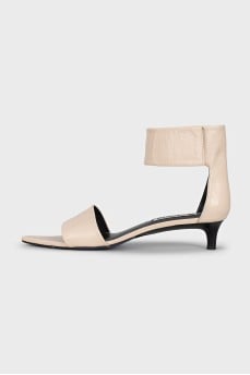 Шкіряні босоніжки на підборах kitten heel