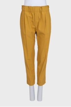 Yellow cropped trousers