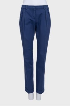 Blue straight trousers with an arrow