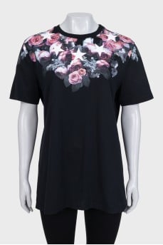 Straight black T-shirt with a floral print