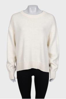 Oversized jumper with a round neck