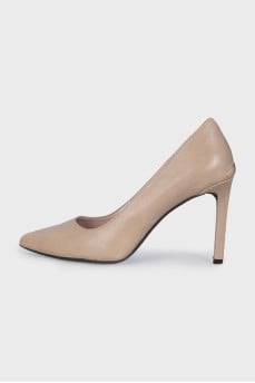 Leather pumps with gold logo
