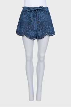 Shorts with a belt decorated with embroidery